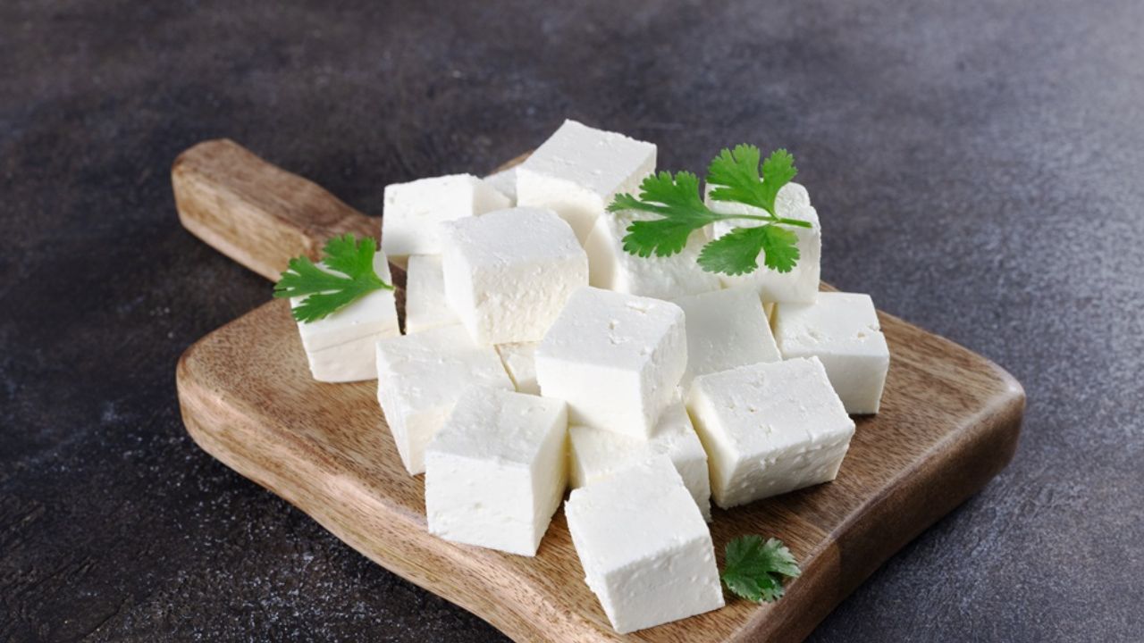 पनीर शाकाहारी आहार में विटामिन B12 का एक महत्वपूर्ण स्रोत है। 25 ग्राम पनीर का एक टुकड़ा शरीर की दैनिक विटामिन B12 की आवश्यकता को पूरा करने में सहायक हो सकता है। साथ ही, पनीर में कैल्शियम और प्रोटीन की भरपूर मात्रा होती है, जो हड्डियों और मांसपेशियों के लिए फायदेमंद हैं। 