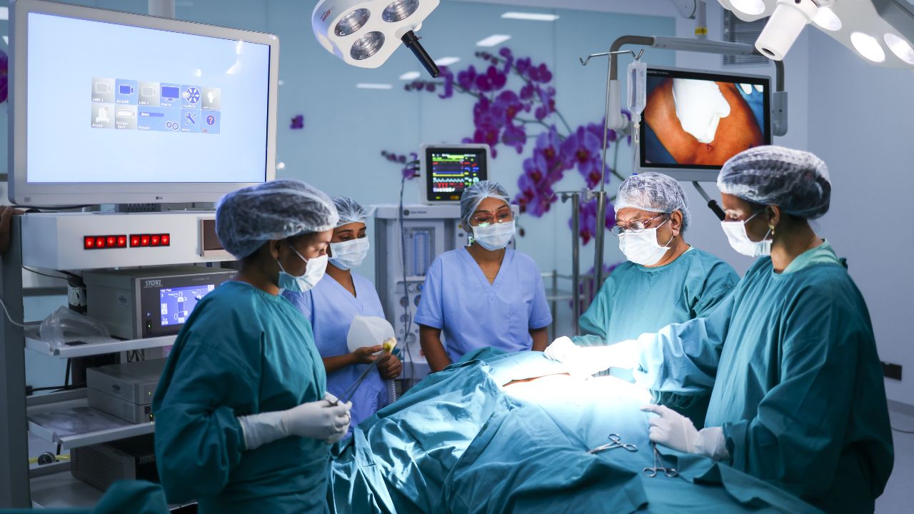 20वीं सदी में विश्व युद्धों के दौरान प्लास्टिक सर्जरी को आधुनिक पहचान मिली। घायल सैनिकों के इलाज के लिए चेहरे और त्वचा के पुनर्निर्माण की जरूरत बढ़ी। (Img Source: Google)