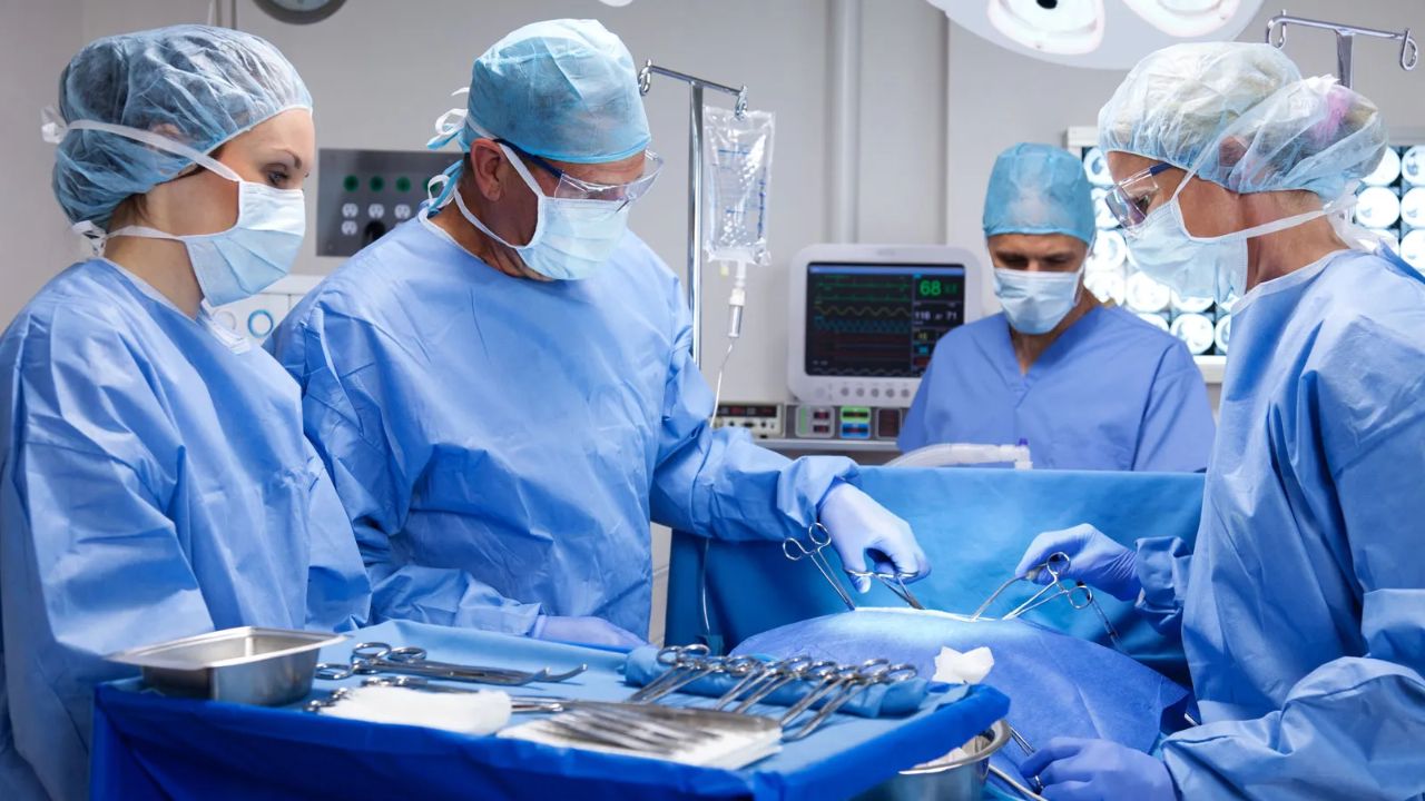 भारत में 600 ईसा पूर्व वैद्य सुश्रुत ने नाक के पुनर्निर्माण की तकनीक विकसित की। सुश्रुत संहिता में प्लास्टिक सर्जरी से जुड़े कई मूल सिद्धांत लिखे गए हैं। (Img Source: Google)