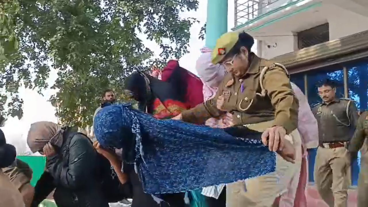 देवरिया के शिवांश होटल पर बड़ी कार्रवाई, संदिग्ध हालात में मिले 7 जोड़े; जांच में जुटी पुलिस