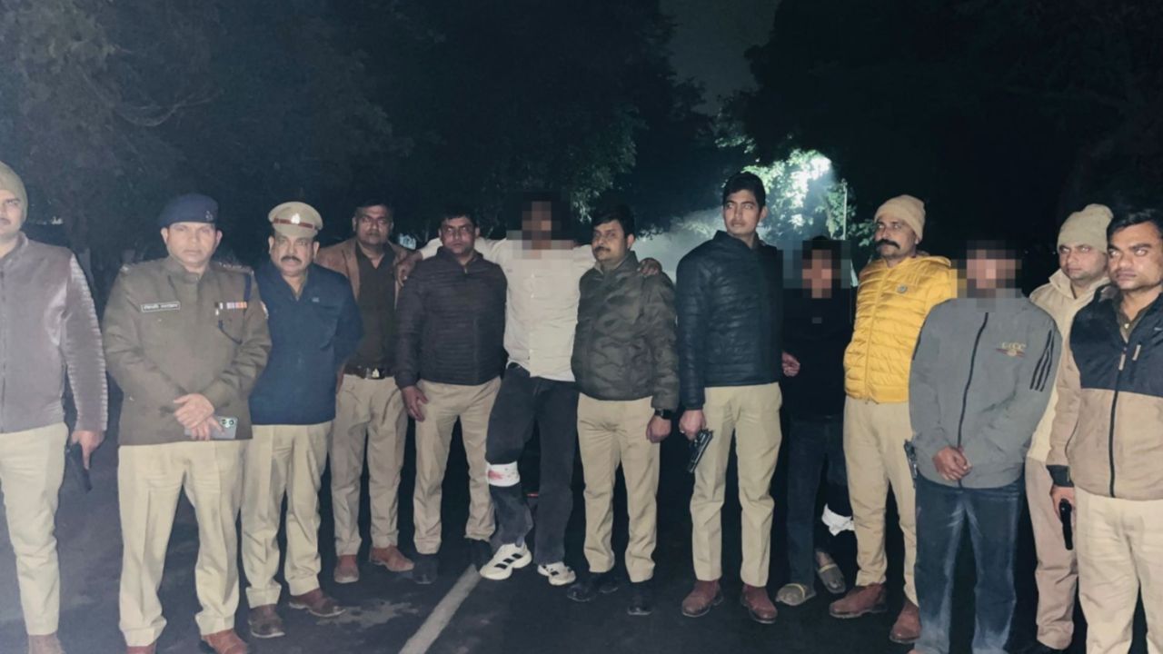 आगरा में 35 किलो चांदी लूट: बदमाशों से पुलिस का एनकाउंटर, दो बदमाशों के पैर में लगी गोली