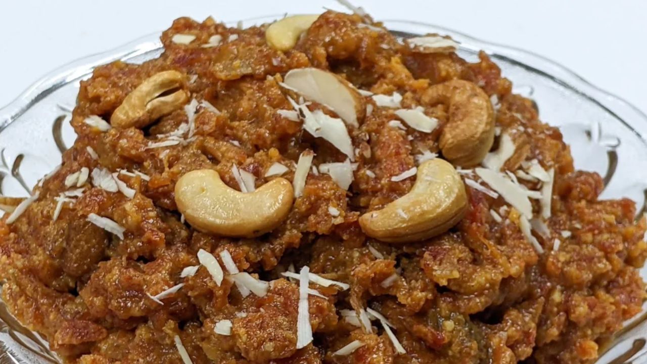 आलू का हलवा मैश किए हुए आलू, चीनी और मेवों से तैयार किया जाता है, जो ठंड में शरीर को ऊर्जा देता है। वहीं गुड़ का हलवा गुड़ की गर्म तासीर के कारण सर्दियों में बेहद फायदेमंद माना जाता है और यह आयरन का भी अच्छा स्रोत है। आलू का हलवा मैश किए हुए आलू, चीनी और मेवों से तैयार किया जाता है, जो ठंड में शरीर को ऊर्जा देता है। वहीं गुड़ का हलवा गुड़ की गर्म तासीर के कारण सर्दियों में बेहद फायदेमंद माना जाता है और यह आयरन का भी अच्छा स्रोत है।