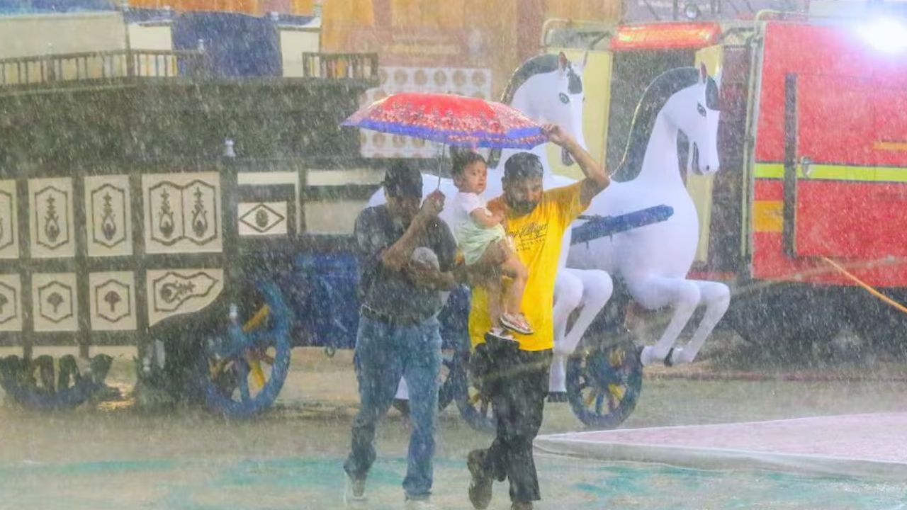 UP Weather Today: यूपी में बदलेगा मौसम का मिजाज, बारिश और तेज हवाओं से फिर बढ़ेगी सर्दी