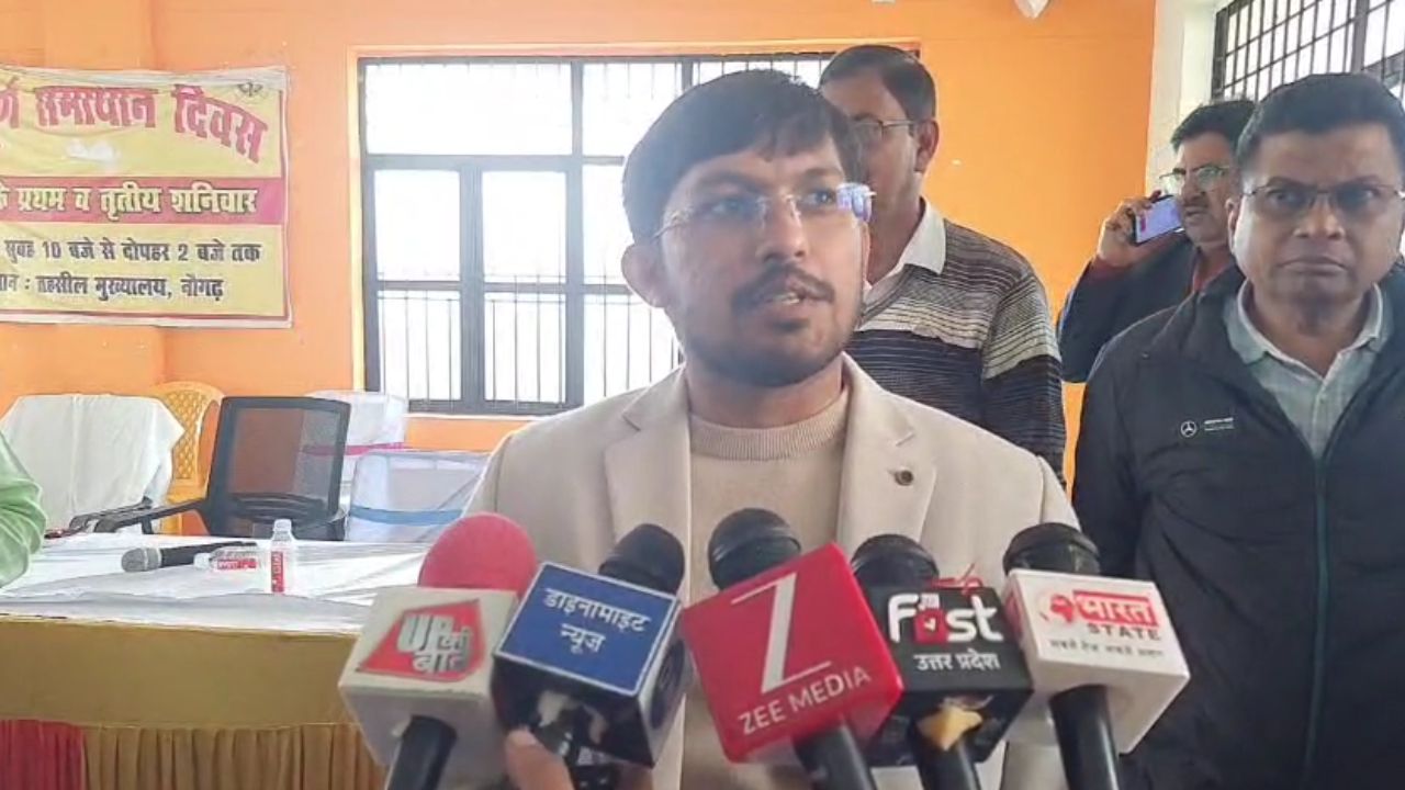 Chandauli: जनसमस्याओं के निस्तारण में देरी पर DM ने अधिकारियों को लगाई फटकार, दिए ये निर्देश