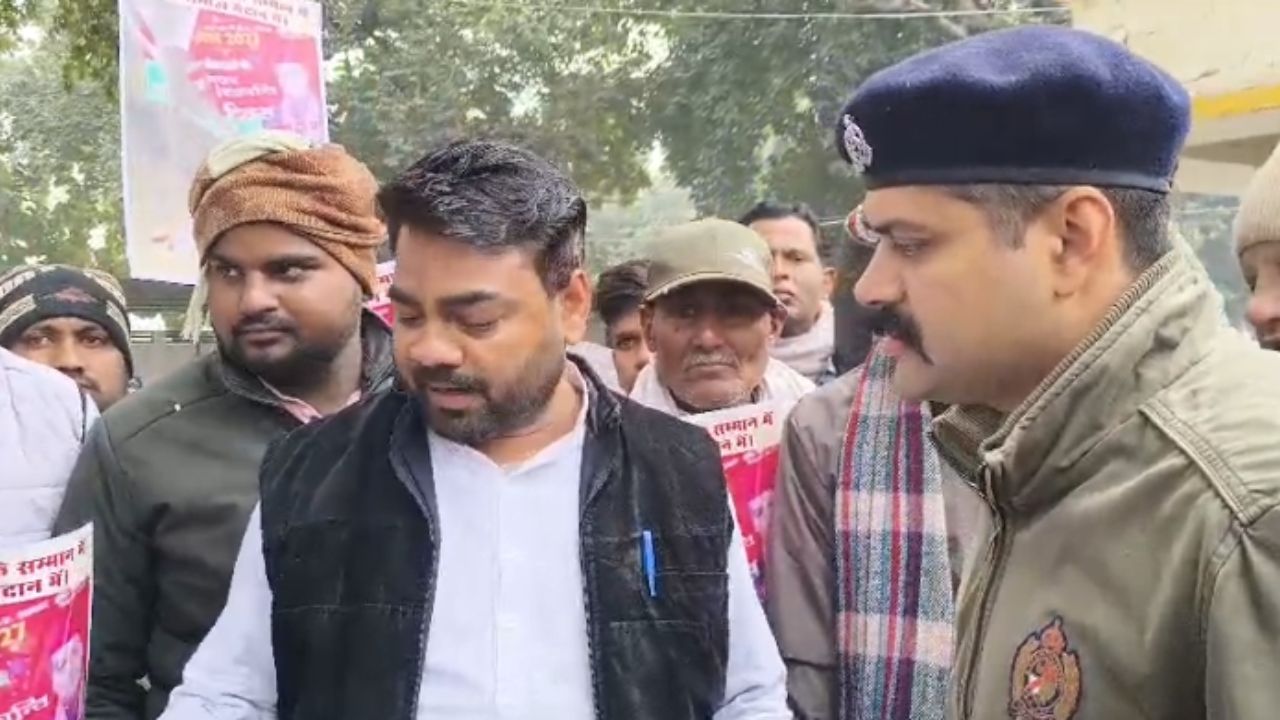 रायबरेली में हलचल: अहिल्या आर्मी का जोरदार प्रदर्शन, होर्डिंग फाड़ने के मामले में एसपी से ज्ञापन