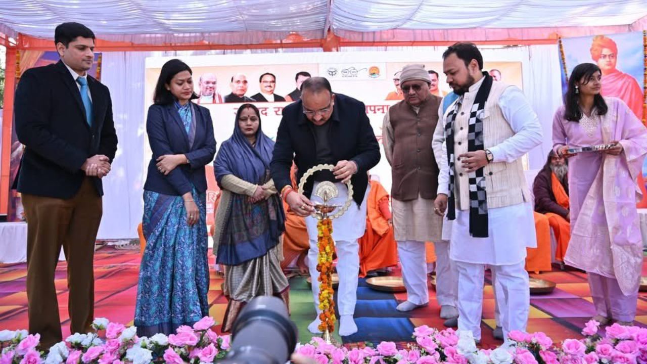 Raebareli News: महोत्सव में सांस्कृतिक कार्यक्रमों का जादू, लोगों ने पहली बार देखा ऐसा भव्य और यादगार दृश्य