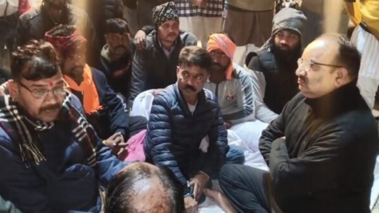 Raebareli: राज्यमंत्री दिनेश प्रताप सिंह ने प्रदर्शनकारियों से की मुलाकात की, दिया ये आश्वासन