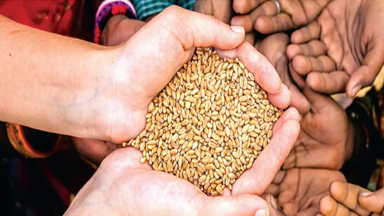 गरीबों के निवाले पर संकट: एटा में राशन वितरण में हेराफेरी, विभागीय अधिकारियों की चुप्पी पर सवाल