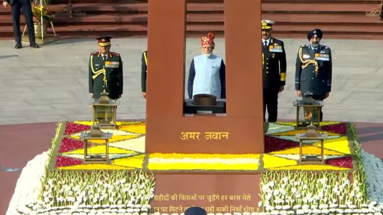 नई दिल्ली में 77वें गणतंत्र दिवस की शुरुआत प्रधानमंत्री नरेंद्र मोदी द्वारा नेशनल वॉर मेमोरियल पर शहीदों को श्रद्धांजलि अर्पित करने से हुई। इस अवसर पर रक्षा मंत्री राजनाथ सिंह भी उपस्थित रहे। इसके बाद प्रधानमंत्री कर्तव्य पथ पहुंचे, जहां भव्य गणतंत्र दिवस परेड का आयोजन किया गया। (फोटो सोर्स- इंटरनेट) नई दिल्ली में 77वें गणतंत्र दिवस की शुरुआत प्रधानमंत्री नरेंद्र मोदी द्वारा नेशनल वॉर मेमोरियल पर शहीदों को श्रद्धांजलि अर्पित करने से हुई। इस अवसर पर रक्षा मंत्री राजनाथ सिंह भी उपस्थित रहे। इसके बाद प्रधानमंत्री कर्तव्य पथ पहुंचे, जहां भव्य गणतंत्र दिवस परेड का आयोजन किया गया। (फोटो सोर्स- इंटरनेट)