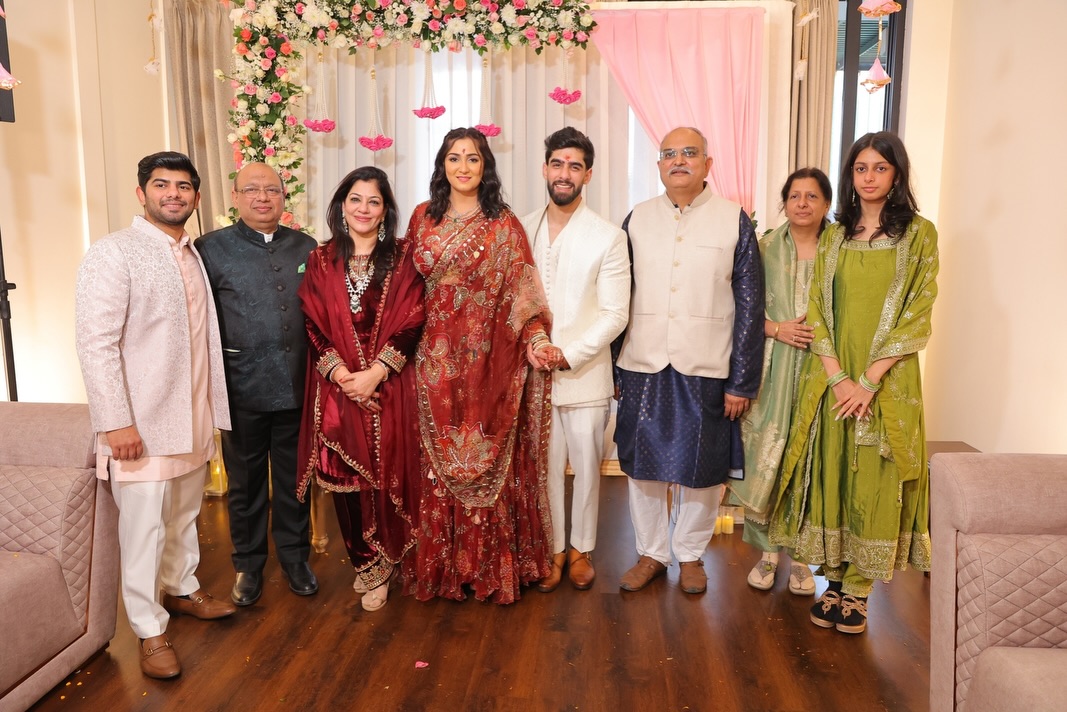 एक्ट्रेस ने इंस्टाग्राम पर अपनी सगाई की तस्वीरें शेयर कीं, जिनमें प्यार और खुशियों की भरमार नजर आई। यह सगाई बेहद इंटीमेट रखी गई थी, जिसमें सिर्फ परिवार और करीबी दोस्त ही शामिल हुए।