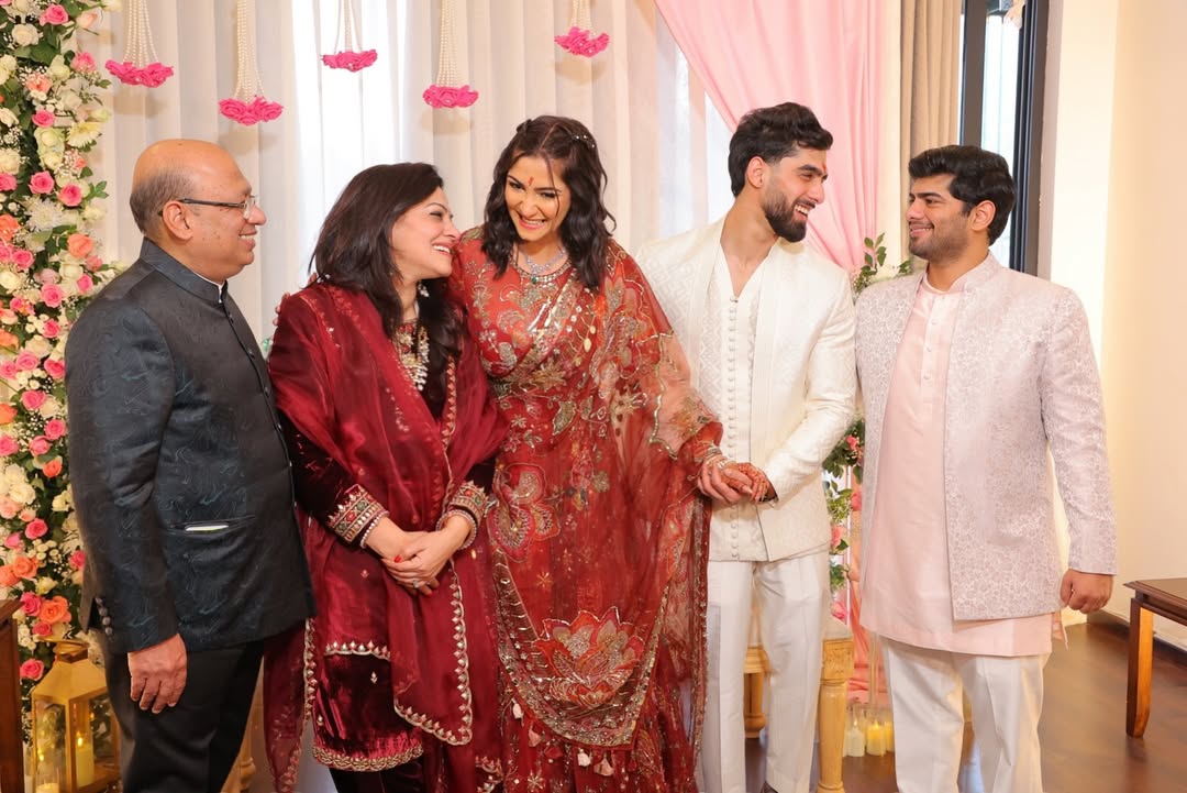 हालांकि, सृष्टि ने अभी तक शादी की तारीख का खुलासा नहीं किया है, लेकिन उनके चेहरे की खुशी सब कुछ बयां कर रही है।