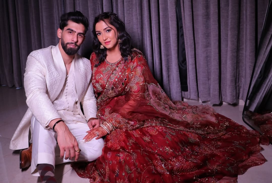 पहली तस्वीर में श्रेय प्यार से सृष्टि को किस करते दिखे, तो दूसरी फोटो में कपल एक-दूसरे की बाहों में खोया नजर आया।