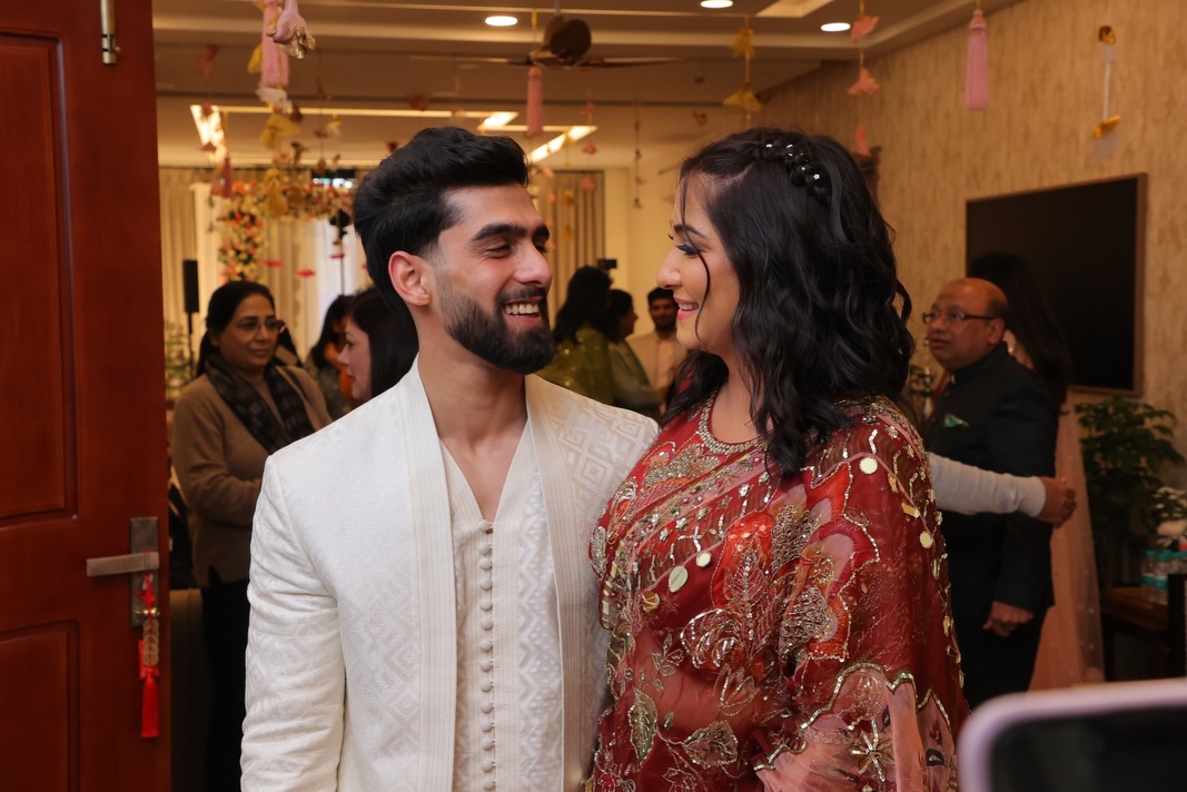 दोनों ने कैमरे के सामने जमकर रोमांटिक पोज दिए और उनकी मुस्कान साफ बता रही थी कि ये पल उनके लिए कितने खास हैं। सृष्टि और श्रेय की केमिस्ट्री देख फैंस भी अपना दिल हार बैठे।