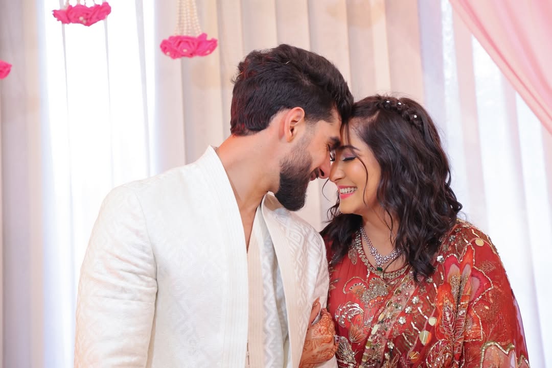 पोस्ट सामने आते ही फैंस और सेलेब्स ने बधाइयों की बारिश कर दी।