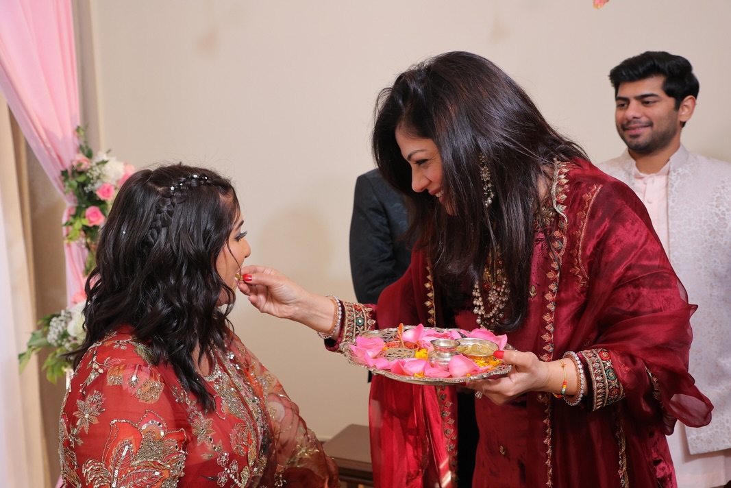 तस्वीरों के साथ सृष्टि ने दिल छू लेने वाला कैप्शन लिखा, “इसी प्लेटफॉर्म पर हमारी कहानी शुरू हुई थी और अब यहीं से हम जिंदगीभर साथ रहने का ऐलान कर रहे हैं।” इतना ही नहीं, उन्होंने आगे लिखा, “आपसे शादी करने का मुझे बेसब्री से इंतजार है, मैं आपसे बहुत प्यार करती हूं।”