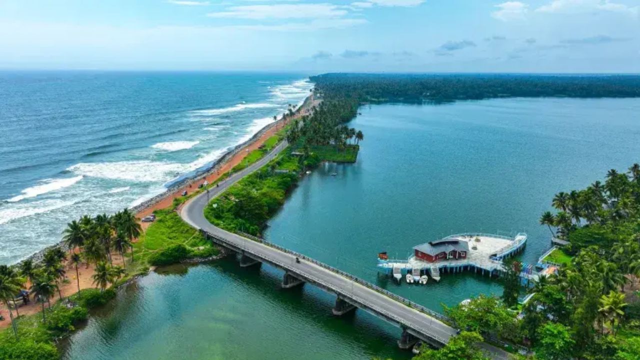 केरल का वर्कला अरब सागर के ऊपर चट्टानों पर बसा शांत शहर है। यहां क्लिफ कैफे, योग सेंटर और समुद्र किनारे सैर सोलो ट्रैवलर्स को सुकून देती है। भीड़-भाड़ से दूर यह जगह रिलैक्स करने और खुद के साथ समय बिताने के लिए शानदार विकल्प मानी जाती है। (फोटो सोर्स- इंटरनेट) केरल का वर्कला अरब सागर के ऊपर चट्टानों पर बसा शांत शहर है। यहां क्लिफ कैफे, योग सेंटर और समुद्र किनारे सैर सोलो ट्रैवलर्स को सुकून देती है। भीड़-भाड़ से दूर यह जगह रिलैक्स करने और खुद के साथ समय बिताने के लिए शानदार विकल्प मानी जाती है। (फोटो सोर्स- इंटरनेट)