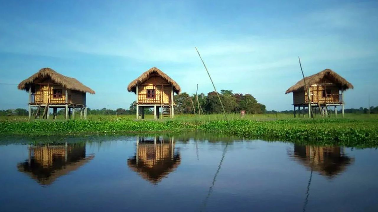 असम का माजुली द्वीप ब्रह्मपुत्र नदी पर स्थित दुनिया का सबसे बड़ा नदी द्वीप है। हरियाली, लोकल कल्चर, मठ और शांत गांवों का अनुभव यहां खास है। कम भीड़ और सुरक्षित माहौल में नेचर और संस्कृति को करीब से जानने वालों के लिए यह यादगार सोलो ट्रिप बन सकता है। (फोटो सोर्स- इंटरनेट) असम का माजुली द्वीप ब्रह्मपुत्र नदी पर स्थित दुनिया का सबसे बड़ा नदी द्वीप है। हरियाली, लोकल कल्चर, मठ और शांत गांवों का अनुभव यहां खास है। कम भीड़ और सुरक्षित माहौल में नेचर और संस्कृति को करीब से जानने वालों के लिए यह यादगार सोलो ट्रिप बन सकता है। (फोटो सोर्स- इंटरनेट)