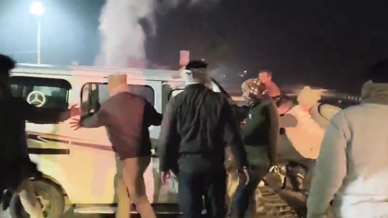 अंबेडकर नगर में ट्रैक्टर-कार की जोरदार भिड़ंत, कई गंभीर रूप से घायल, पुलिस की जांच तेज