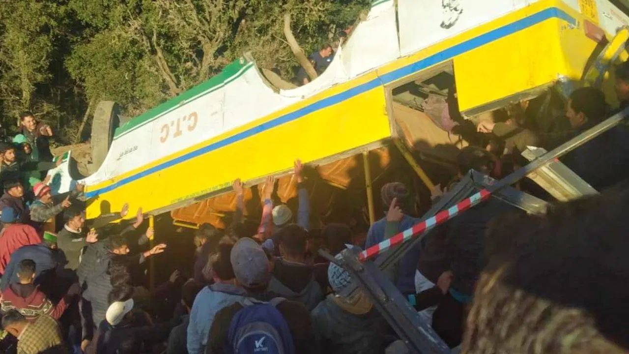 हिमाचल के सिरमौर में भीषण बस हादसा, 50 मीटर गहरी खाई में गिरी निजी बस, 12 की मौत