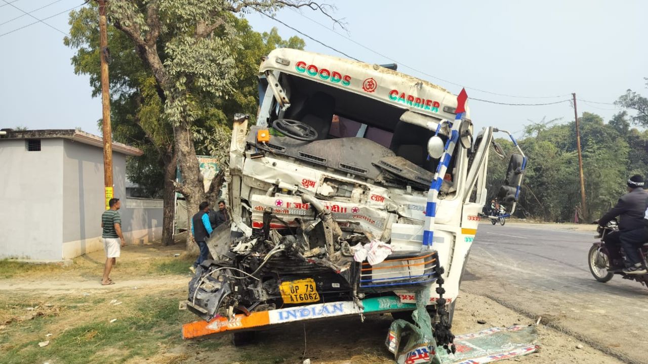 अमेठी का राष्ट्रीय राजमार्ग बना मौत का रास्ता, ट्रेलर-ट्रक की भीषण टक्कर, हादसे में एक की मौत