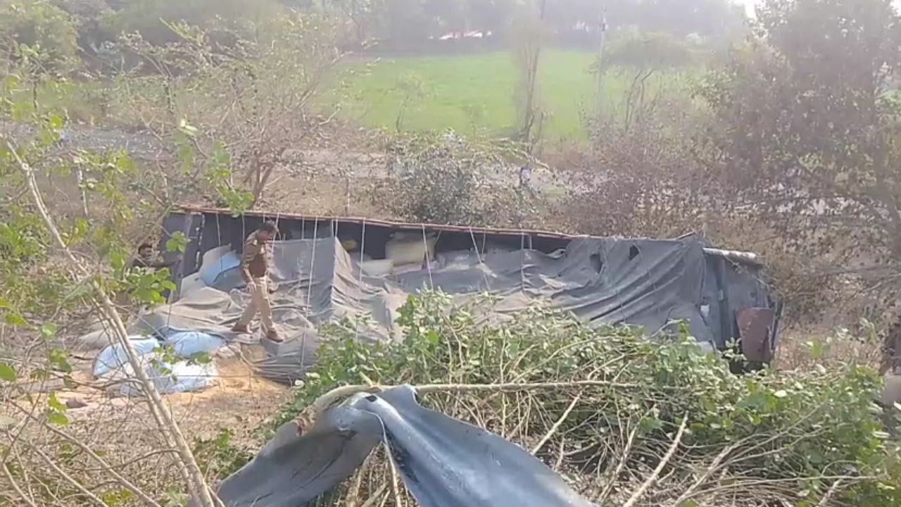 Road Accident in UP: आगरा लखनऊ एक्सप्रेस-वे पर बड़ा हादसा, धान से भरा ट्रक खाई में पलटा