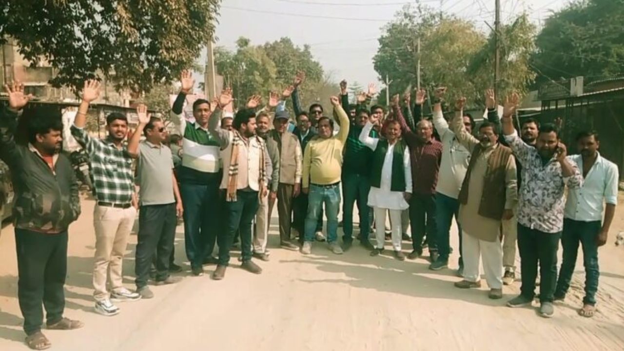 राहुल गांधी के आगमन से पहले डाली गई बालू बनी मुसीबत, नगर पालिका के खिलाफ प्रदर्शन, नागरिकों ने दी बड़ी चेतावनी