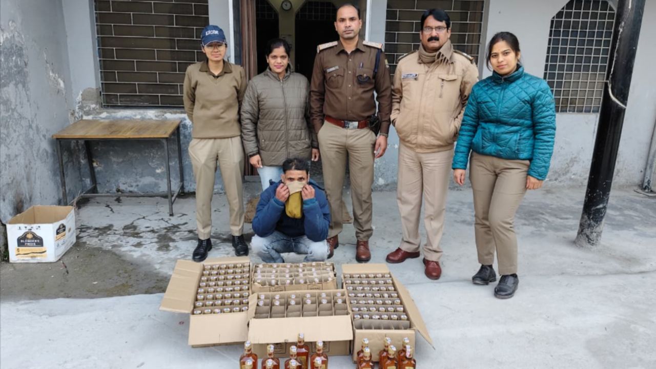 Rudraprayag: आबकारी विभाग ने तस्करों पर कसा शिकंजा, 4 पेटी अवैध अंग्रेजी शराब बरामद
