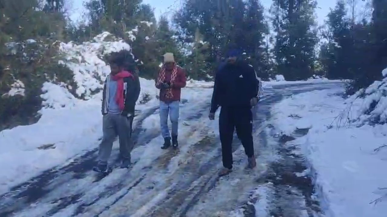 Rudraprayag: बर्फबारी के कारण कई सड़कें बाधित, आवाजाही सुचारु करने में जुटी ITBP, पर्यटक बढ़े