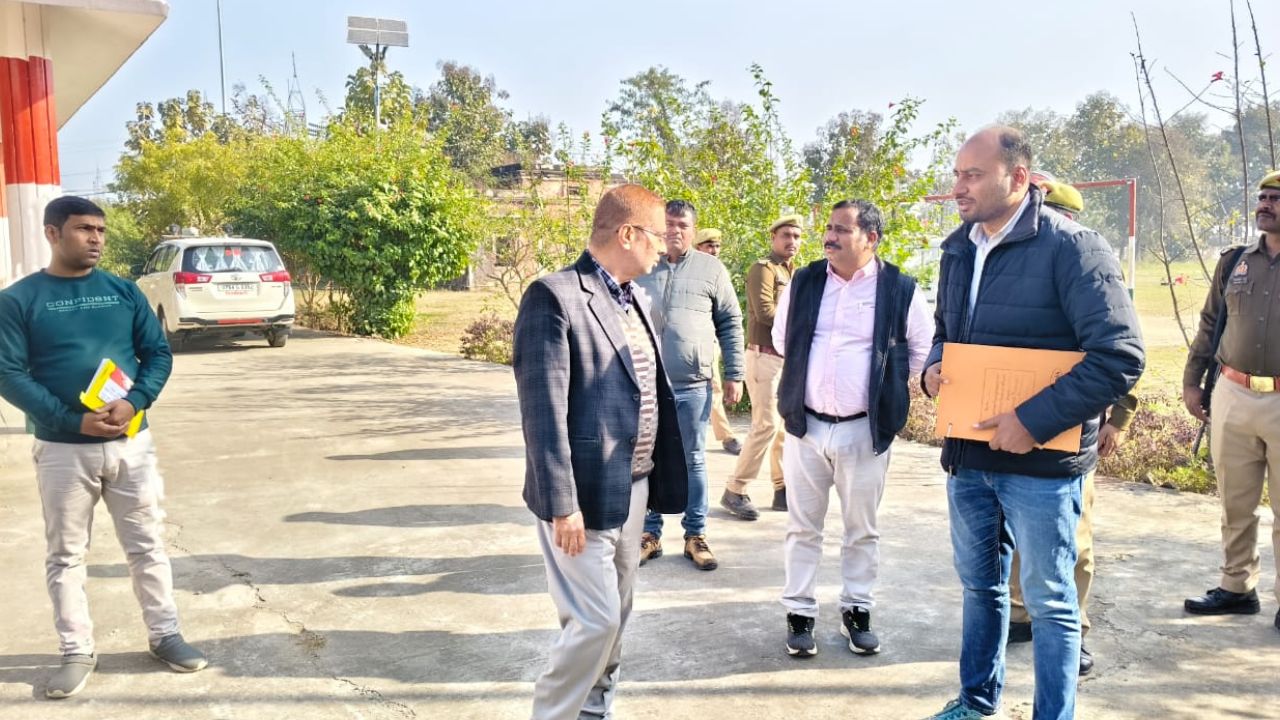 Sonbhadra News: कठपुरवा में डीएम की औचक जांच, स्टेडियम की स्थिति देखकर अधिकारियों में मची खलबली
