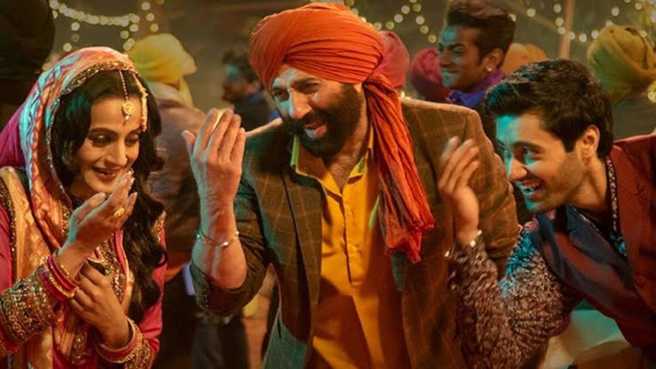 साल 2023 में रिलीज़ हुई गदर 2 सनी देओल के करियर की सबसे बड़ी फिल्म साबित हुई। तारा सिंह और सकीना की वापसी ने दर्शकों को भावुक कर दिया। जबरदस्त एक्शन, देशभक्ति और इमोशन से भरपूर इस फिल्म ने वर्ल्डवाइड करीब 686 करोड़ रुपये की कमाई की। इस फिल्म ने यह साबित कर दिया कि सनी देओल आज भी बॉक्स ऑफिस के असली ‘गढ़’ हैं। (Img: Google)