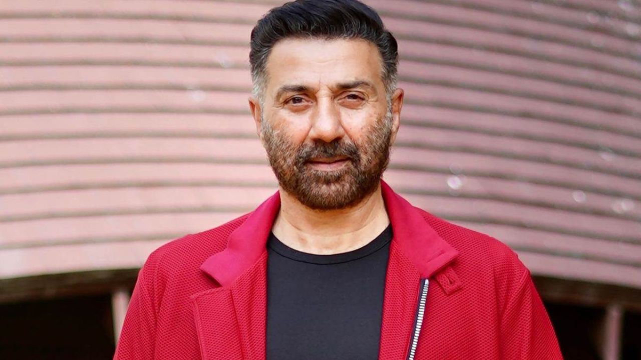 सनी देओल बॉलीवुड के उन चुनिंदा अभिनेताओं में शामिल हैं जिन्होंने दमदार एक्शन, भारी डायलॉग्स और जबरदस्त स्क्रीन प्रेज़ेंस से अपनी अलग पहचान बनाई। 1983 में फिल्म बेताब से करियर शुरू करने वाले सनी ने 90 के दशक में इंडस्ट्री पर राज किया। हालांकि बीच में उनका करियर उतार-चढ़ाव से गुजरा, लेकिन 2023 में गदर 2 के जरिए उन्होंने ऐसा कमबैक किया कि बॉक्स ऑफिस के सारे पुराने रिकॉर्ड टूट गए। (Img: Google)