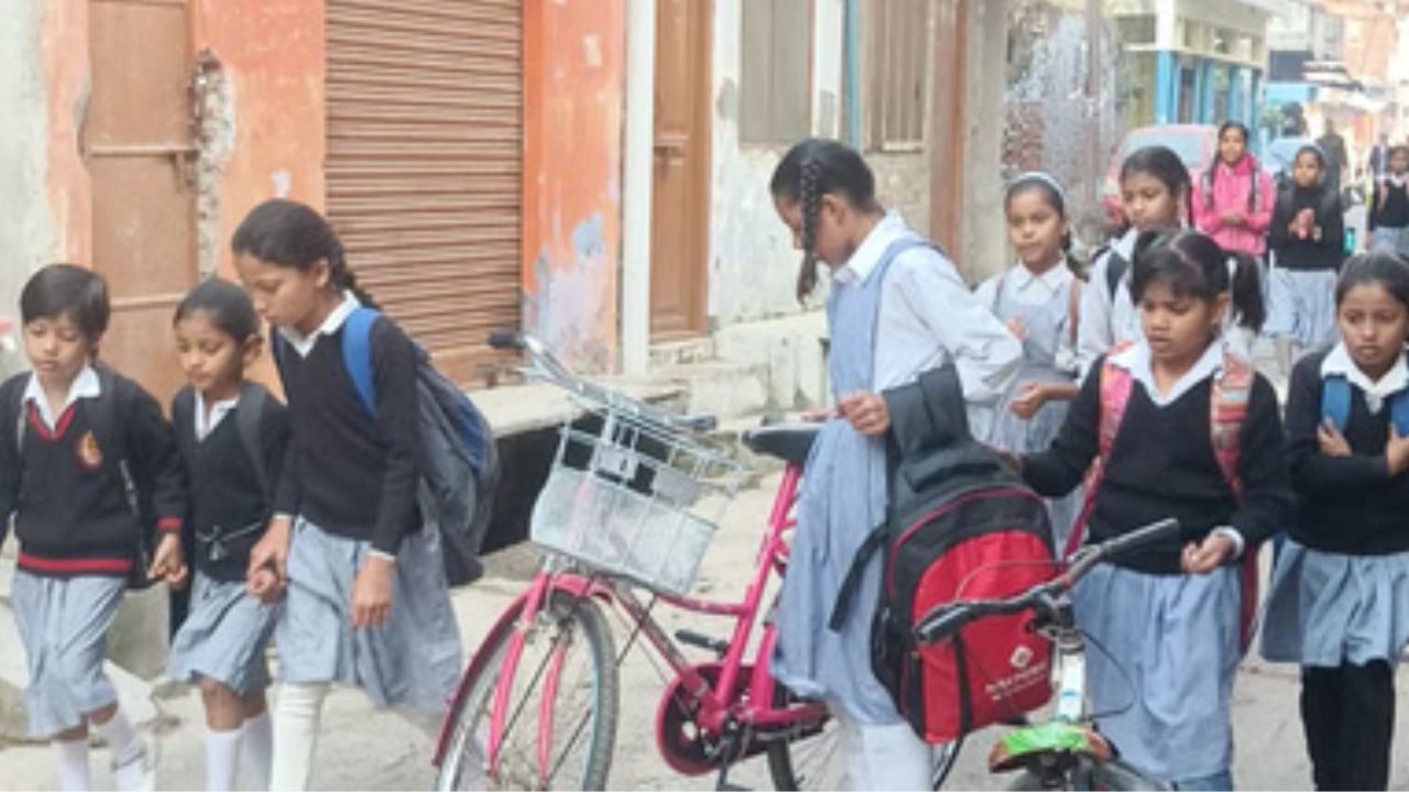 Lucknow School Closed: लखनऊ में ठंड और कोहरे का कहर, 8वीं तक के सभी स्कूल 10 जनवरी तक बंद