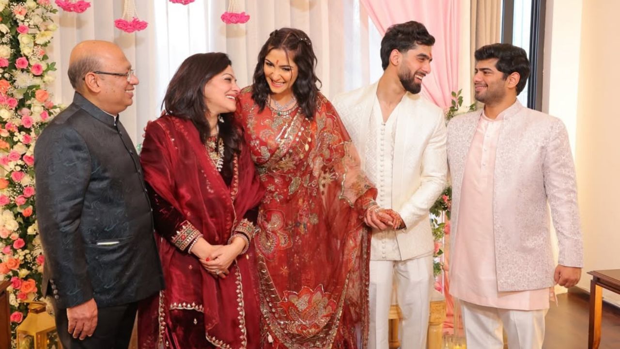 इंस्टाग्राम पर वायरल हुई सृष्टि जैन की सगाई की तस्वीरें, फैंस बोले ‘बेपनाह प्यार; देखें खूबसूरत तस्वीरें