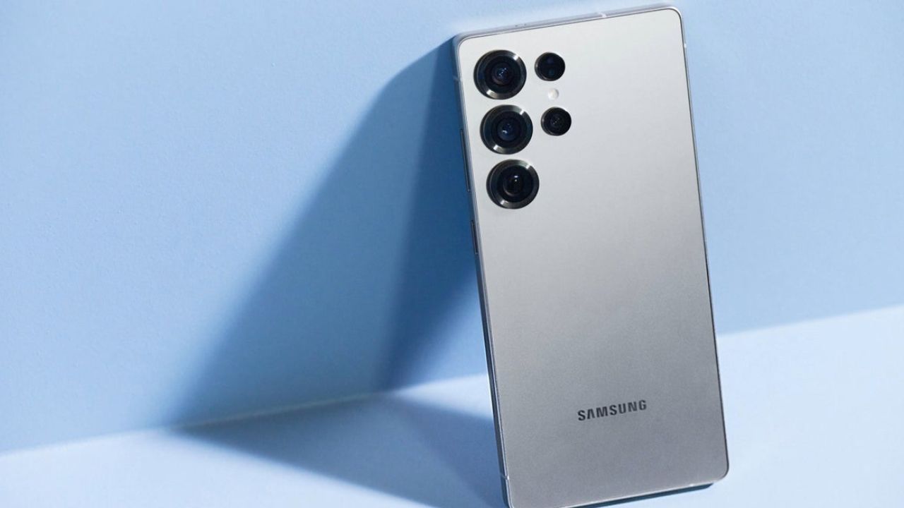 Galaxy S25 Ultra का 200MP मेन कैमरा इसकी सबसे बड़ी ताकत है, जो प्रो-लेवल फोटोग्राफी और Galaxy AI फीचर्स के साथ आता है। कैमरा लवर्स के लिए Samsung अब भी टॉप चॉइस है। (Img Source: Google)