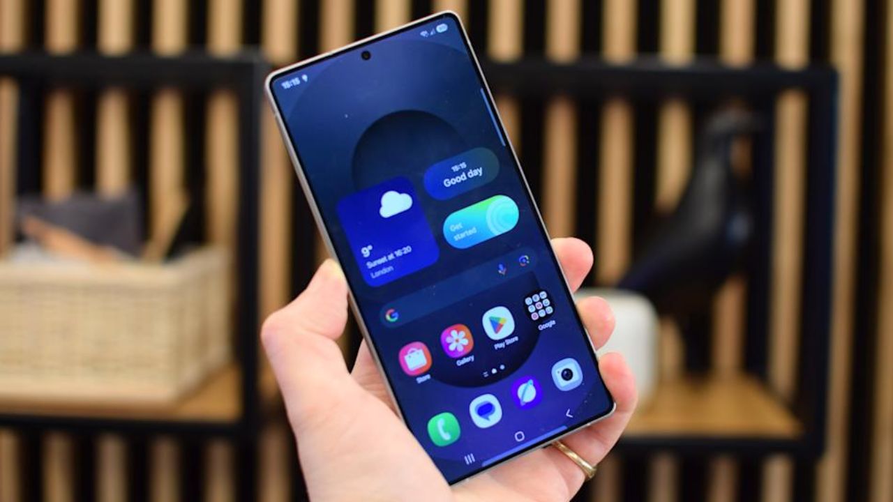 Motorola Signature में तीनों रियर कैमरे 50MP के हैं, जिनमें पेरिस्कोप लेंस और 8K वीडियो सपोर्ट मिलता है। (Img Source: Google)