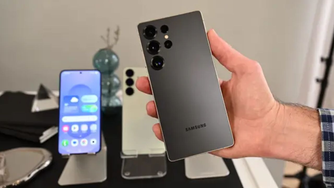 वहीं Samsung Galaxy S25 Ultra पहले से ही अल्ट्रा-प्रीमियम सेगमेंट में अपनी मजबूत पहचान बना चुका है। ऐसे में सवाल उठता है कि 2026 में खरीदारी के लिए कौन सा फोन ज्यादा वैल्यू देता है। आइए, आसान भाषा में तुलना करते हैं। (Img Source: Google)