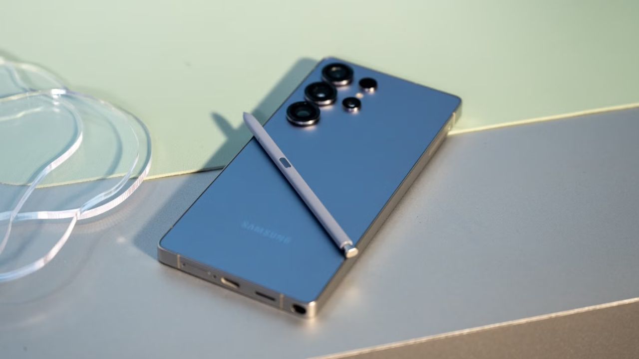 Galaxy S25 Ultra में Snapdragon 8 Elite चिपसेट दिया गया है, जो AI टास्क और लॉन्ग-टर्म स्टेबिलिटी के लिए जाना जाता है। दोनों ही फोन Android 16 पर चलते हैं और 7 साल तक अपडेट्स का वादा करते हैं। (Img Source: Google)