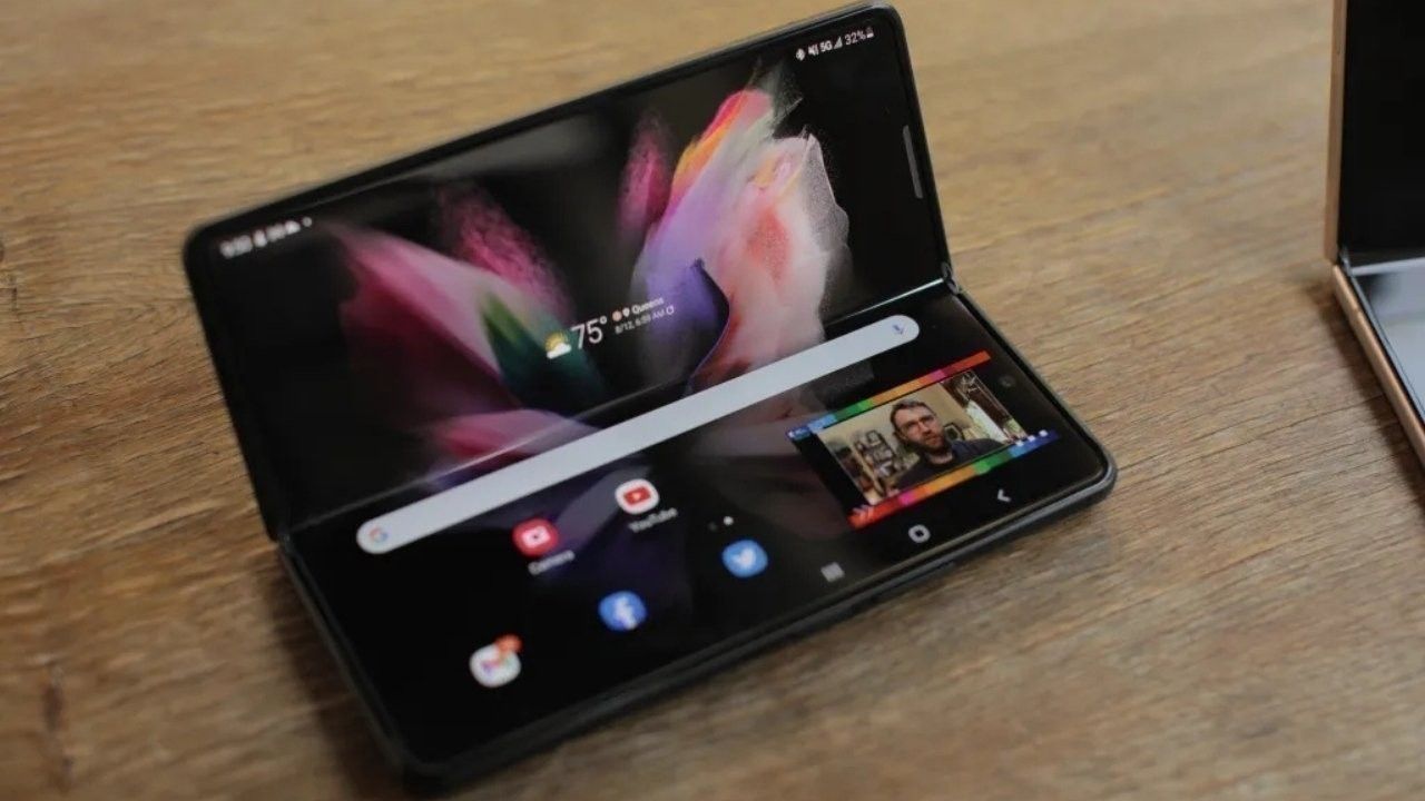 बैटरी के मामले में फिलहाल Samsung आगे नजर आता है। Galaxy Z Fold 8 में 5,000mAh की बैटरी और 45W फास्ट चार्जिंग सपोर्ट मिलने की उम्मीद है। वहीं Foldable iPhone की बैटरी कैपेसिटी और चार्जिंग स्पीड को लेकर अभी कोई आधिकारिक जानकारी सामने नहीं आई है। हालांकि माना जा रहा है कि Apple अपनी बैटरी एफिशिएंसी पर फोकस करेगा। (Img Source: Google)