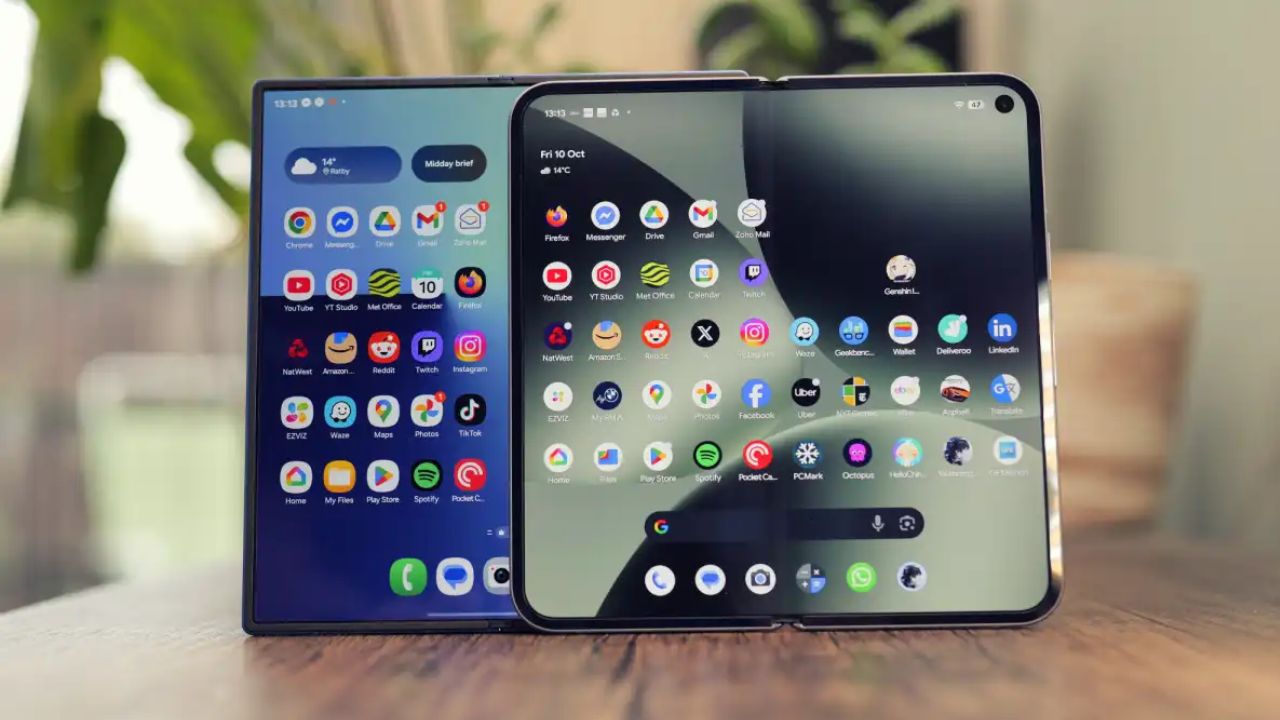 परफॉर्मेंस के मामले में यह टक्कर बेहद दिलचस्प होने वाली है। Apple अपने फोल्डेबल फोन में A20 Pro चिपसेट दे सकती है, जो TSMC की 2nm प्रोसेस पर तैयार होगा। इसे 12GB RAM और 256GB स्टोरेज के साथ पेश किया जा सकता है। वहीं Samsung Galaxy Z Fold 8 में Snapdragon 8 Elite Gen 5 चिपसेट मिलने की उम्मीद है, जो 3nm प्रोसेस पर बना होगा। इसे 16GB RAM और 256GB स्टोरेज के साथ जोड़ा जा सकता है। (Img Source: Google)