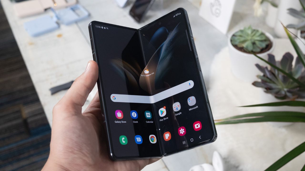 डिस्प्ले के मामले में Apple अपने फोल्डेबल iPhone से बड़ा दांव खेलने की तैयारी में है। Foldable iPhone में 5.3 इंच का कवर डिस्प्ले और 7.8 इंच का मेन डिस्प्ले मिल सकता है। खास बात यह है कि इसमें क्रीज-फ्री डिस्प्ले होने का दावा किया जा रहा है। वहीं Samsung Galaxy Z Fold 8 में 6.5 इंच का कवर डिस्प्ले और 8 इंच की बड़ी मेन स्क्रीन दी जा सकती है। दोनों फोन्स का आस्पेक्ट रेशो अलग होगा, जिससे यूजर एक्सपीरियंस में भी फर्क देखने को मिलेगा। (Img Source: Google)