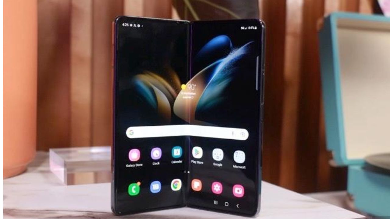 रिपोर्ट्स के मुताबिक, Apple सितंबर 2026 में अपना पहला Foldable iPhone लॉन्च कर सकती है। वहीं, उससे कुछ महीने पहले ही Samsung अपना अगला फ्लैगशिप फोल्डेबल फोन Galaxy Z Fold 8 बाजार में उतारेगी। दोनों डिवाइसेज के संभावित फीचर्स सामने आ चुके हैं, जिनसे अंदाजा लगाया जा सकता है कि यह मुकाबला कितना जबरदस्त होने वाला है। (Img Source: Google)