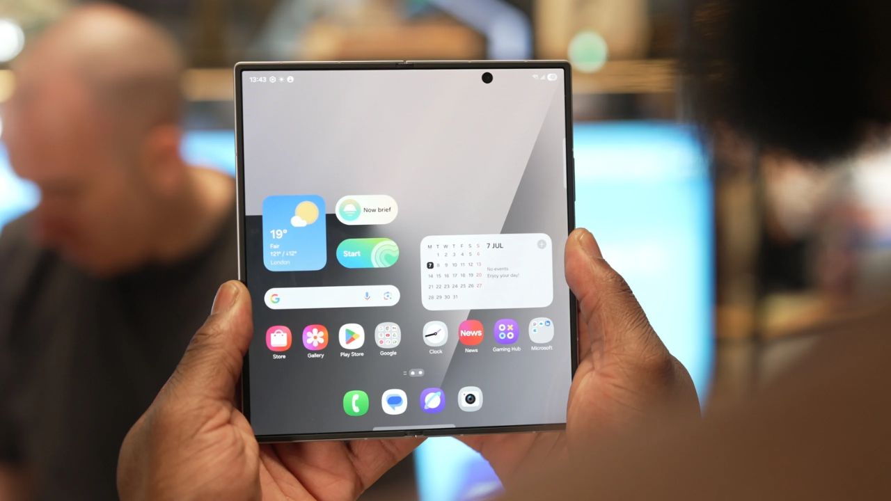 Samsung Galaxy Z Fold 8 बनाम iPhone Fold, कौन देगा बेहतर परफॉर्मेंस और कैमरा?