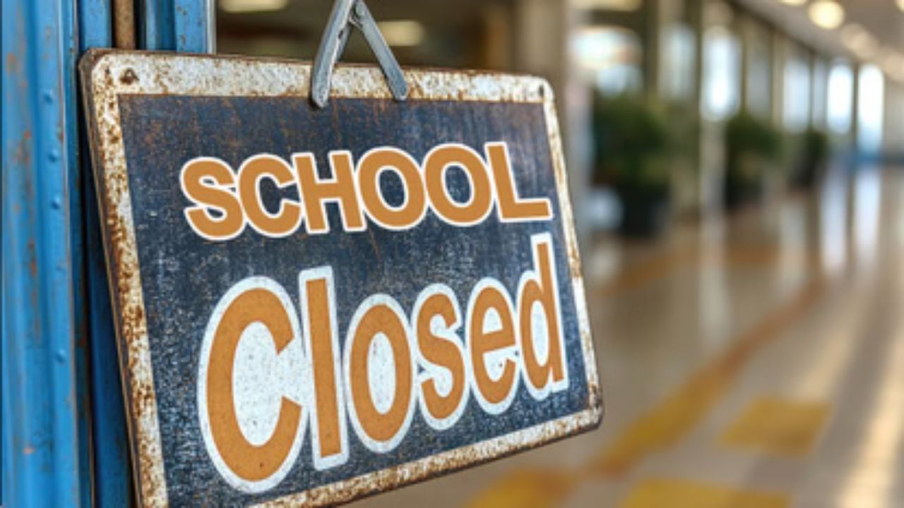 कोहरे ने रोकी पढ़ाई, बदायूं में स्कूल-कॉलेज 7 जनवरी तक बंद, बच्चों को मिली राहत