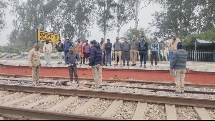 Raebareli News: रेलवे स्टेशन पर युवक ने उठाया चौंकाने वाला कदम, मचा हड़कंप