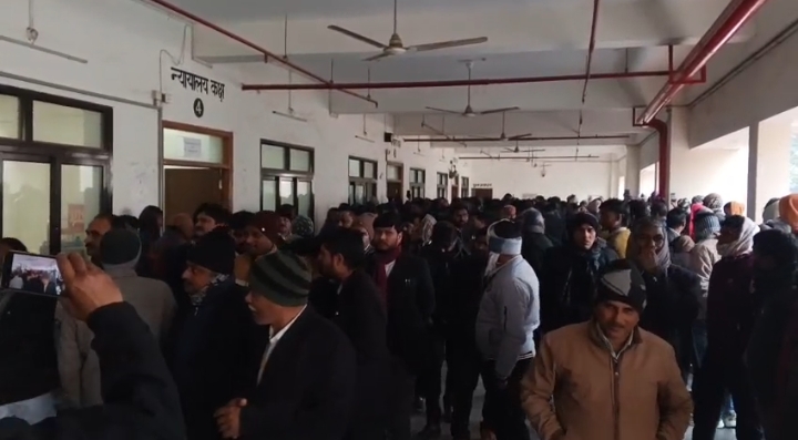 Raebareli: बार के पूर्व अध्यक्ष पर मुकदमे से भड़के वकील, 9 जनवरी तक आंदोलन की चेतावनी