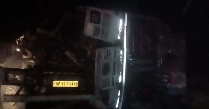 Road Accident in Raebareli: रायबरेली में अनियंत्रित ट्रक पलटा, बाल बाल बचा चालक