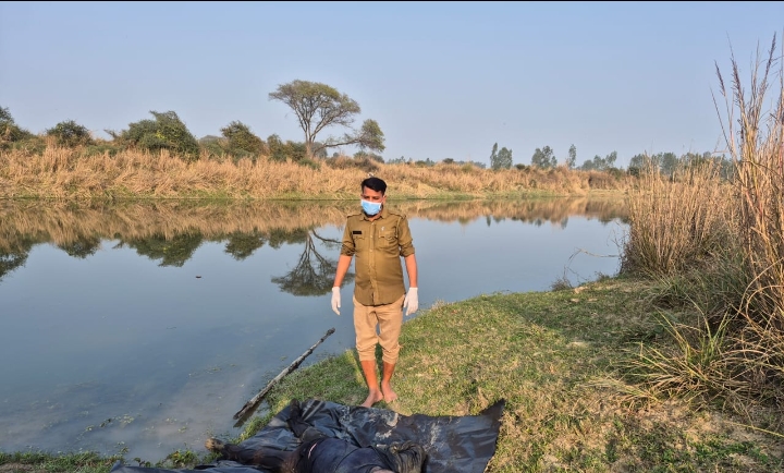 Raebareli: नदी में मिला अज्ञात व्यक्ति का शव, कांस्टेबल ने ठंडे पानी में जाकर किया…