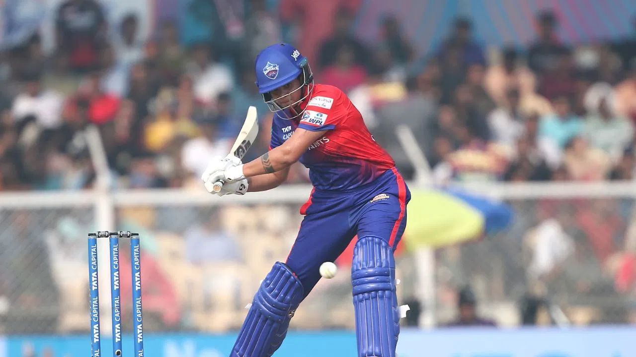 चौथे नंबर पर भारत की युवा स्टार बल्लेबाज़ शेफाली वर्मा हैं। उन्होंने 27 मैचों में 865 रन बनाए हैं और उनका स्ट्राइक रेट 162.59 रहा है। शेफाली ने 6 अर्धशतक लगाए हैं और उनकी आक्रामक बल्लेबाज़ी गेंदबाज़ों पर लगातार दबाव बनाए रखती है। पावरप्ले में तेज़ रन बनाना उनकी सबसे बड़ी ताकत है। (Img: Internet)