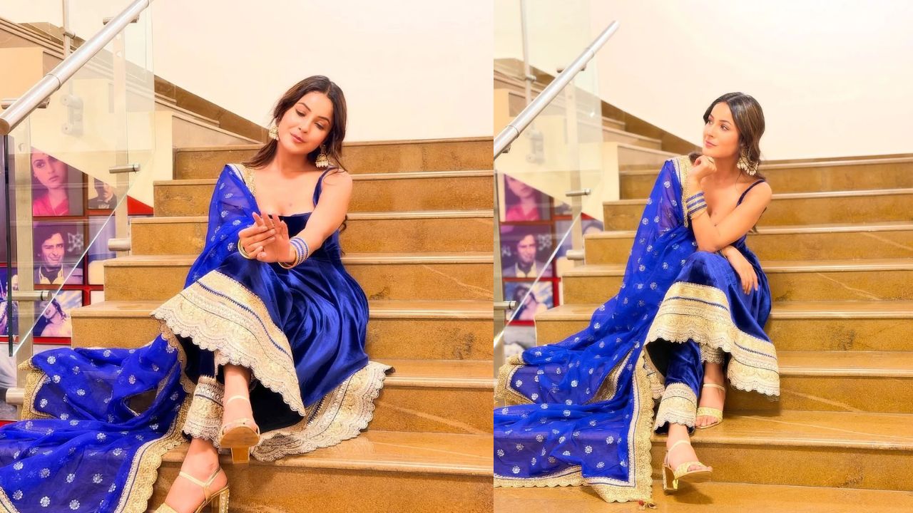 शहनाज गिल का रॉयल ब्लू वेलवेट सूट लोहड़ी के लिए एक रॉयल चॉइस है। उन्होंने स्लीवलेस लॉन्ग वेलवेट कुर्ती के साथ मैचिंग चुड़ीदार पहना है और नेट का दुपट्टा कैरी किया है। हैवी झुमके और ओपन हेयर के साथ शहनाज का यह लुक बेहद ग्लैमरस नजर आता है। अगर आप मॉडर्न और ट्रेडिशनल का परफेक्ट कॉम्बिनेशन चाहती हैं, तो यह स्टाइल जरूर ट्राय करें। शहनाज गिल का रॉयल ब्लू वेलवेट सूट लोहड़ी के लिए एक रॉयल चॉइस है। उन्होंने स्लीवलेस लॉन्ग वेलवेट कुर्ती के साथ मैचिंग चुड़ीदार पहना है और नेट का दुपट्टा कैरी किया है। हैवी झुमके और ओपन हेयर के साथ शहनाज का यह लुक बेहद ग्लैमरस नजर आता है। अगर आप मॉडर्न और ट्रेडिशनल का परफेक्ट कॉम्बिनेशन चाहती हैं, तो यह स्टाइल जरूर ट्राय करें।