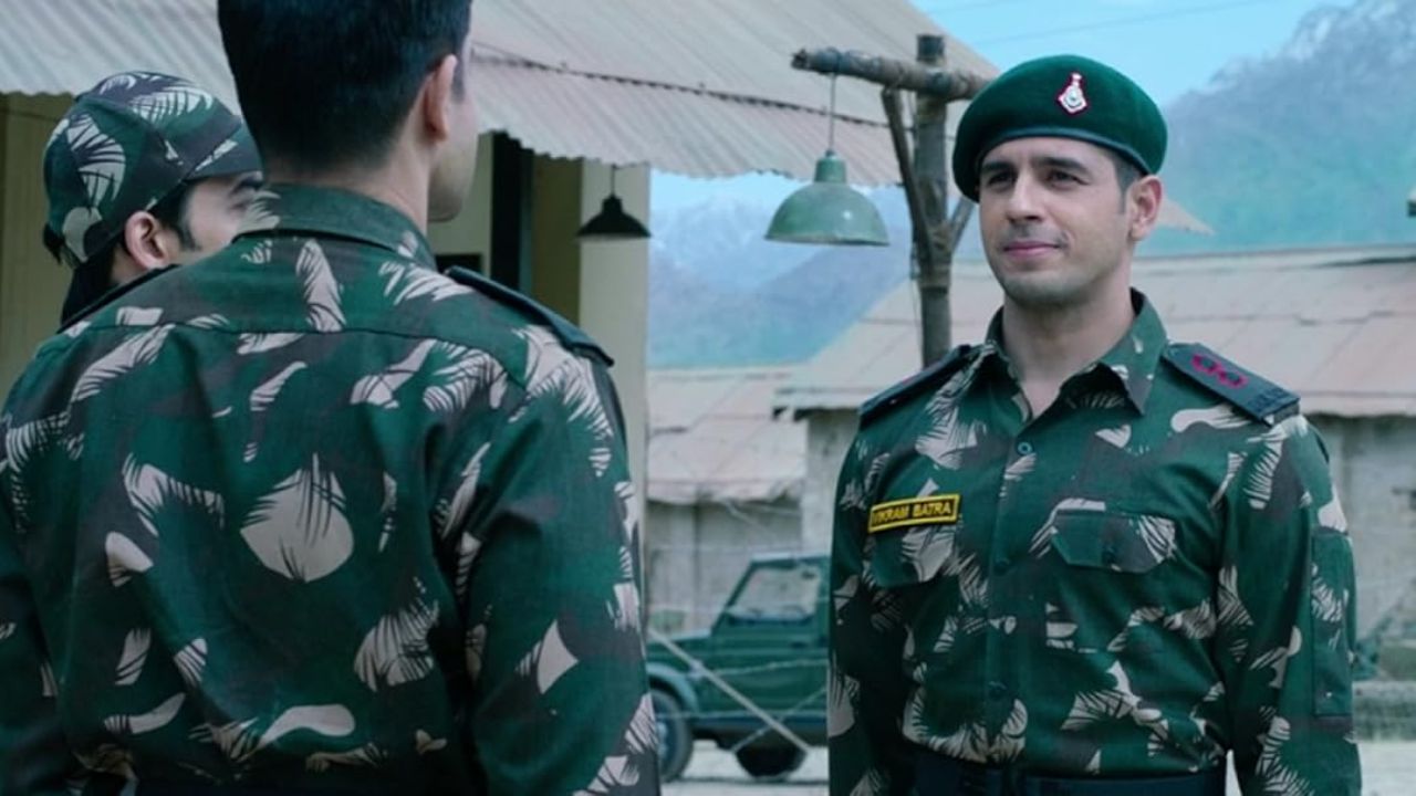 इसके अलावा ‘शेरशाह’ भारतीय सेना के कैप्टन विक्रम बत्रा की प्रेरक कहानी है, जो एक युवा कैडेट से कारगिल युद्ध के नायक बने। सिद्धार्थ मल्होत्रा और कियारा आडवाणी की इस फिल्म को अमेजन प्राइम वीडियो पर स्ट्रीम किया जा सकता है। इन फिल्मों के साथ 26 जनवरी को घर बैठे देशभक्ति का जश्न मनाना एक यादगार अनुभव बन सकता है। (Img Source: Google)